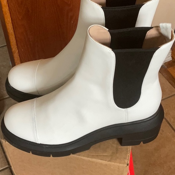 Stuart Weitzman Norah Leather Lug-Sole White Chealsea Boots in Size 10C NWOB